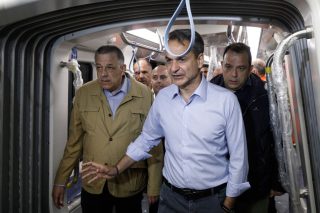 Ο Κυριάκος Μητσοτάκης σε δοκιμαστικό δρομολόγιο του Μετρό τον Μάιο του 2023